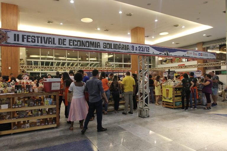 Vários microempreendedores comercializam seus produtos em uma feira