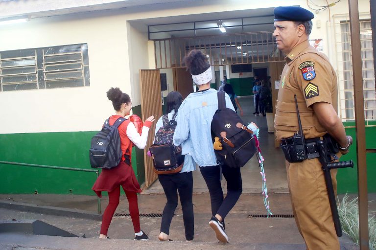 Polícia vigia entrada de adolescentes em uma escola