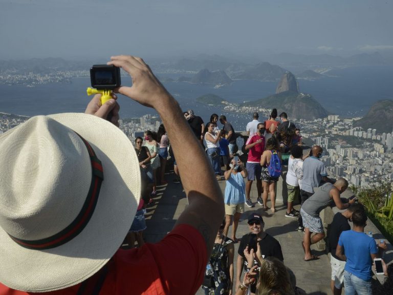 Turismo - Brasil - Cristo Redentor Rio de Janeiro turistas visitantes paisagens fotografias