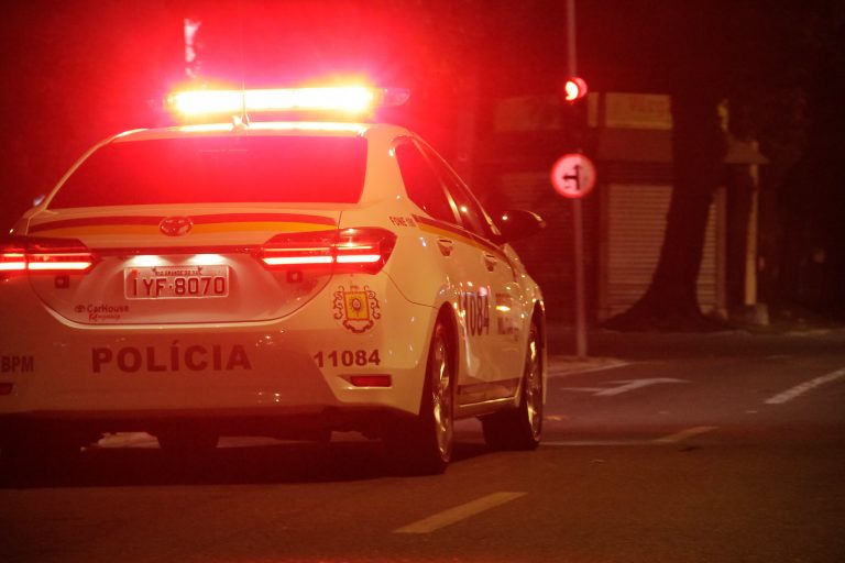 Viatura da polícia com a sirene ligada