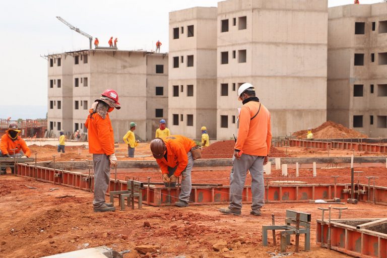 Trabalhadores construindo um prédio