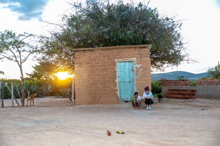 Direitos humanos - quilombos - quilombolas - Crianças à porta de suas casas em uma comunidade quilombola