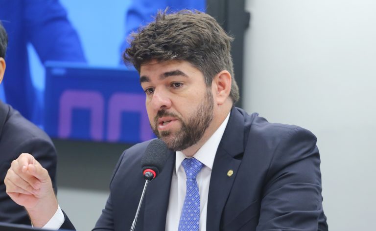 deputado Zé Vitor em reunião de comissão