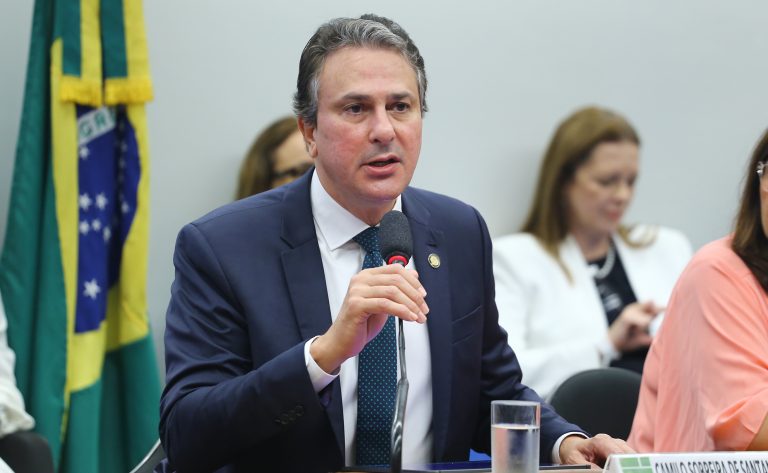 Ministro da Educação, Camilo Santana, fala ao microfone