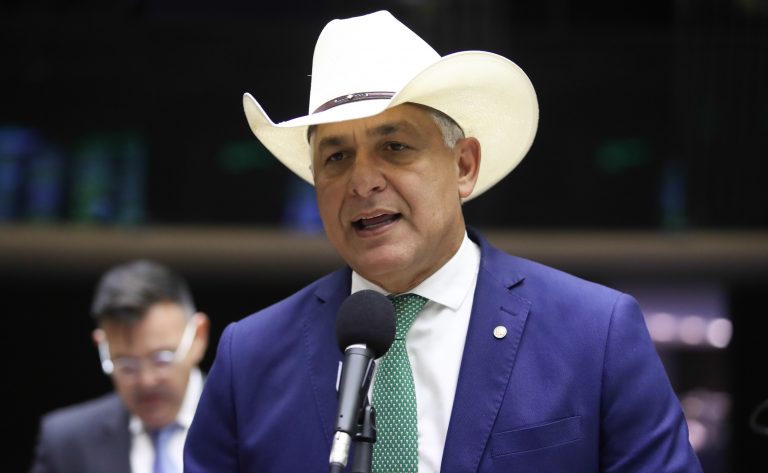 Deputado Marco Brasil fala ao microfone