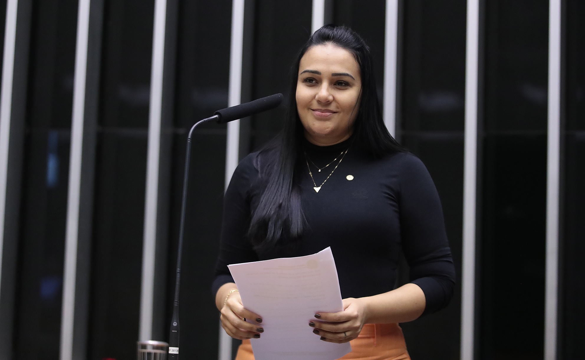 Discussão e votação de propostas. Dep. Dayany Bittencourt (UNIÃO - CE) Deputada Dayany Bittencourt fala ao microfone