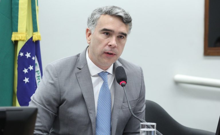 Audiência pública - <a class='linkProposicao' href='https://www.camara.leg.br/noticias/1005103-projeto-inclui-psicologos-e-agentes-de-servico-social-no-quadro-funcional-da-educacao-basica'>PL 3599/2023</a> - Estabelece as diretrizes e bases da educação nacional. Dep. Rafael Brito (MDB - AL)