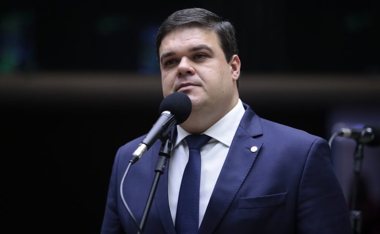 Deputado Bruno Farias fala ao microfone