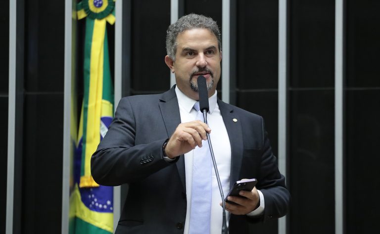 Deputado Ricardo Maia fala ao microfone