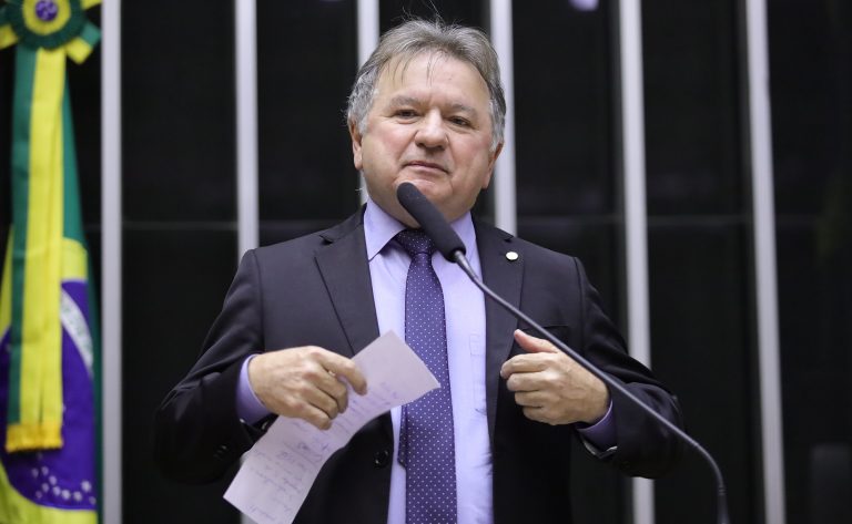 Deptuado Merlong Solano discursa no plenário