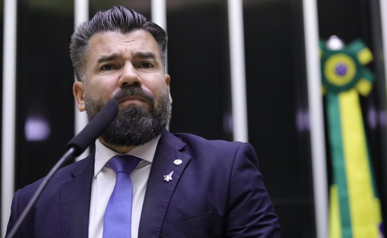 Deputado Delegado Caveira fala ao microfone