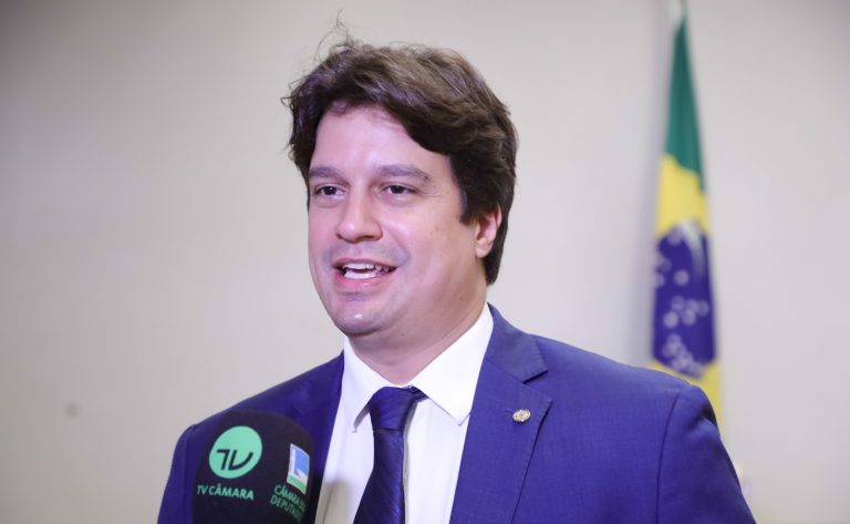 Deputado Lucas Ramos fala ao microfone
