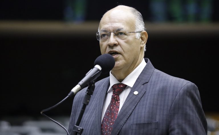 Deputado Pastor Eurico fala ao microfone