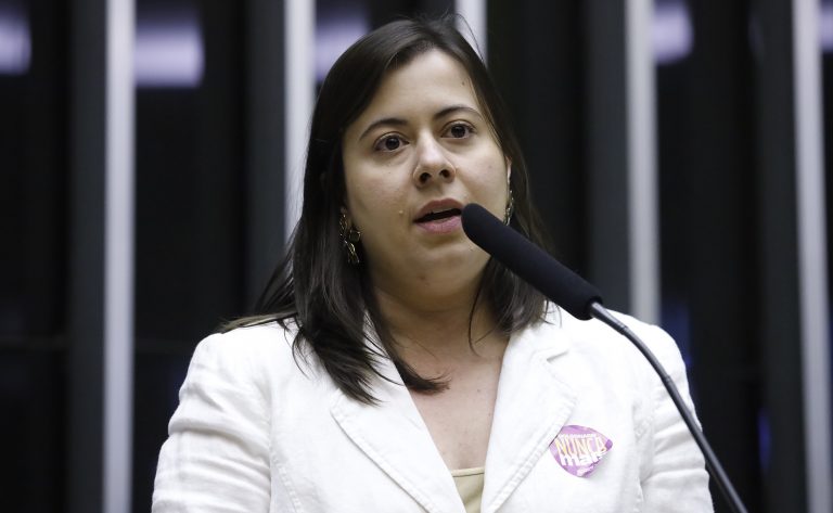 Deputada Sâmia Bomfim fala ao microfone
