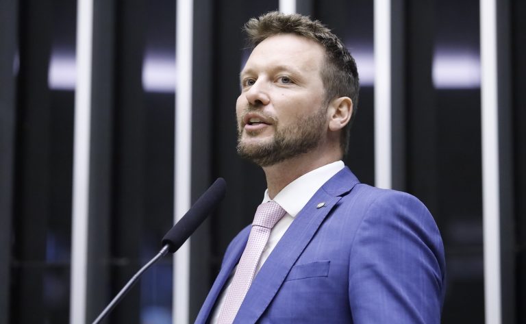 Deputado Mauricio Marcon fala ao microfone