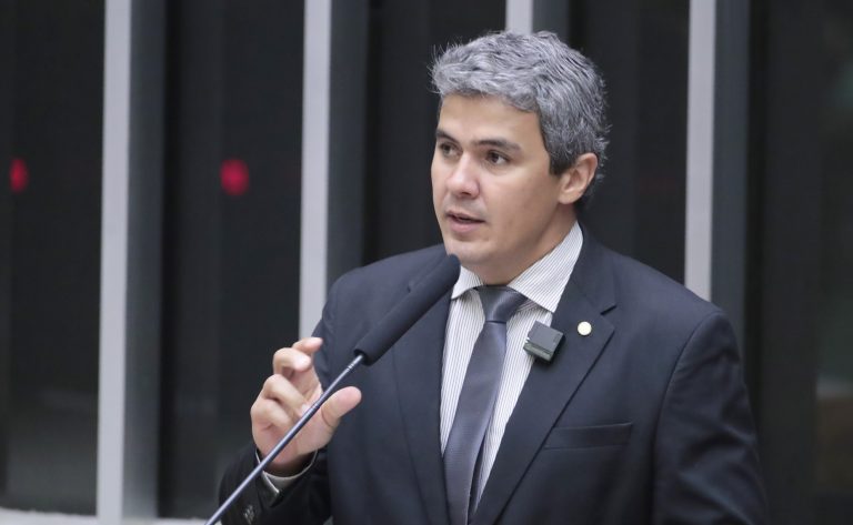 Deputado Diego Garcia fala ao microfone