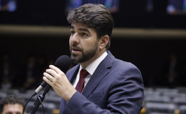 Deputado Zé Vitor fala ao microfone