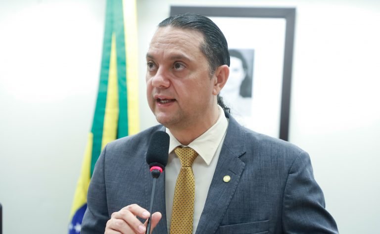 Deputado Weliton Prado fala ao microfone