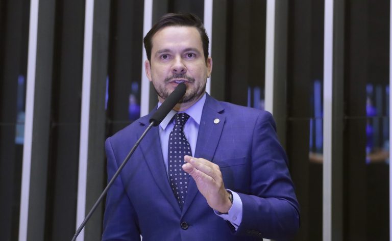 Deputado Capitão Alberto Neto fala ao microfone