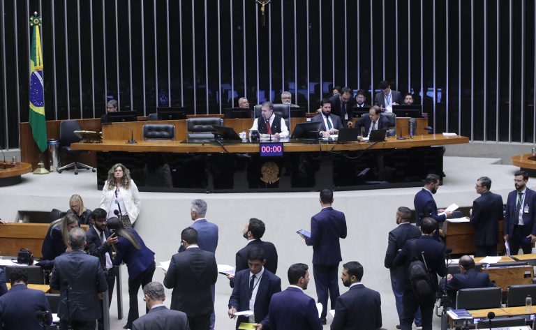 Deputados reunidos no plenário