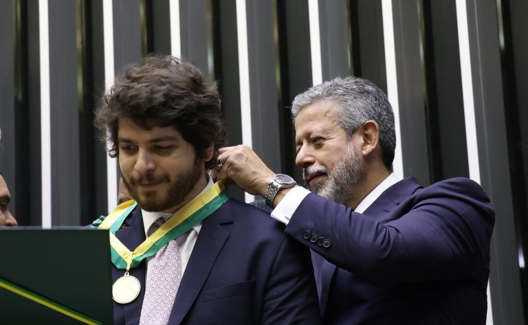 Lira entrega medalha a um jovem