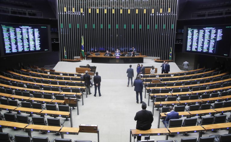 Deputados reunidos no plenário