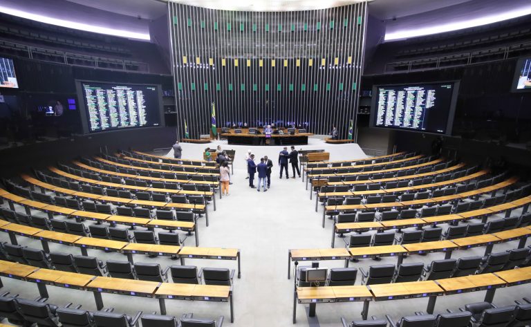 Deputados reunidos numa sala