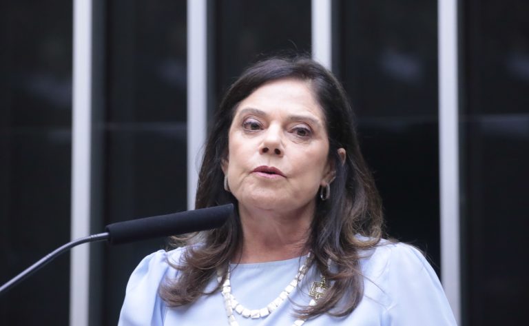 Deputada Soraya Santos fala ao microfone