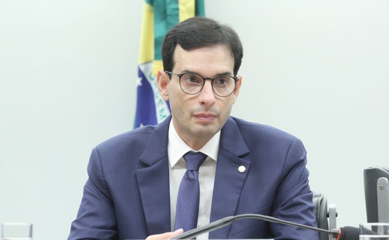 Deputado Leo Prates fala ao microfone