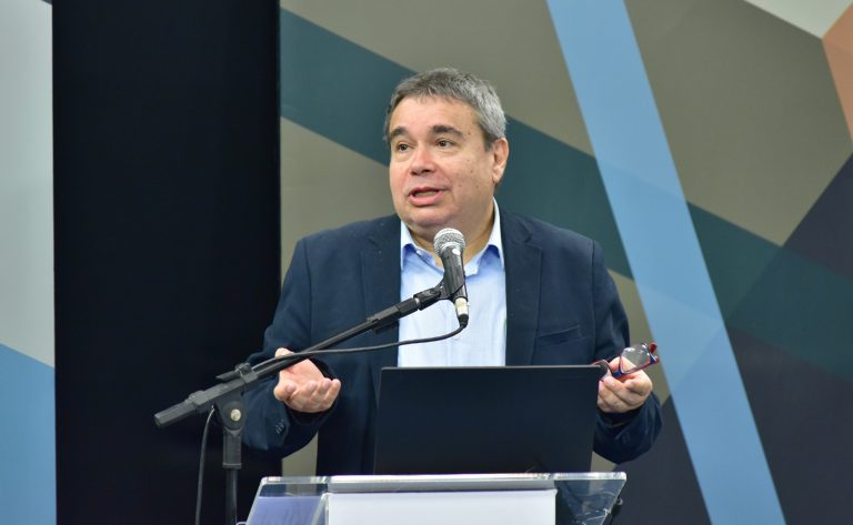 Seminário - Comunicação Pública e Inteligência Artificial e lançamento do Manual de Comunicação da Câmara dos Deputados. Professor da Universidade Federal do Maranhão, Dr. Márcio Carneiro