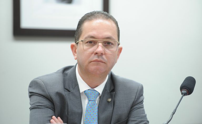 Deputado Alex Santana fala ao microfone