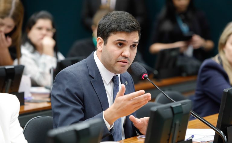 Deputado Renan Ferreirinha fala ao microfone