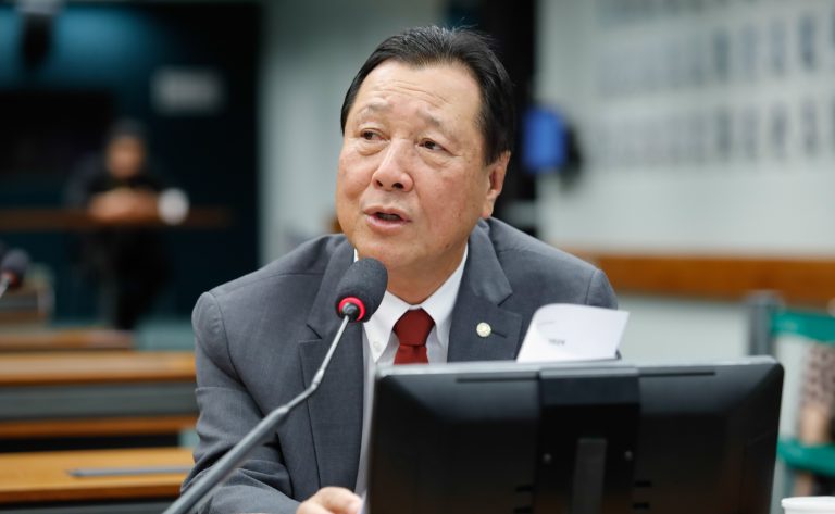 Deputado Luiz Nishimori (PSD-PR) fala em comissão na Câmara dos Deputados