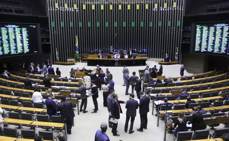 Deputados reunidos no plenário