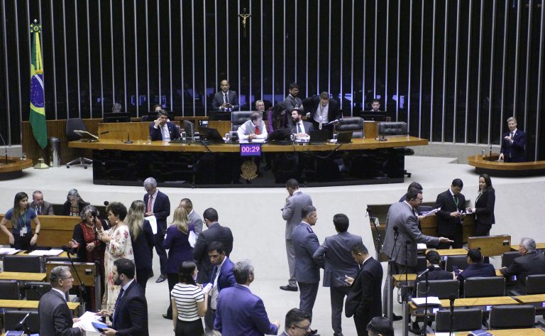 Discussão e votação de propostas legislativas.