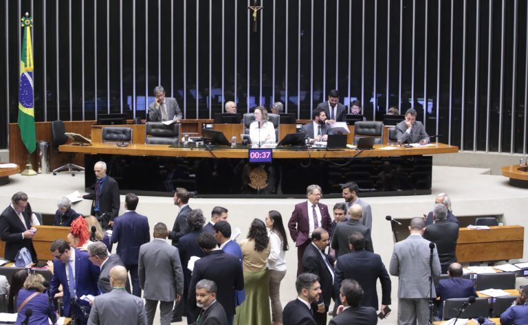 Discussão e votação de propostas legislativas.