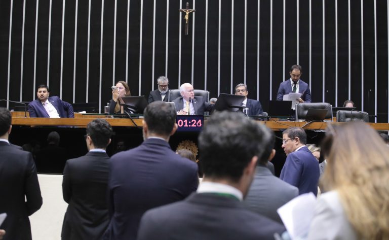 Discussão e votação de propostas legislativas.