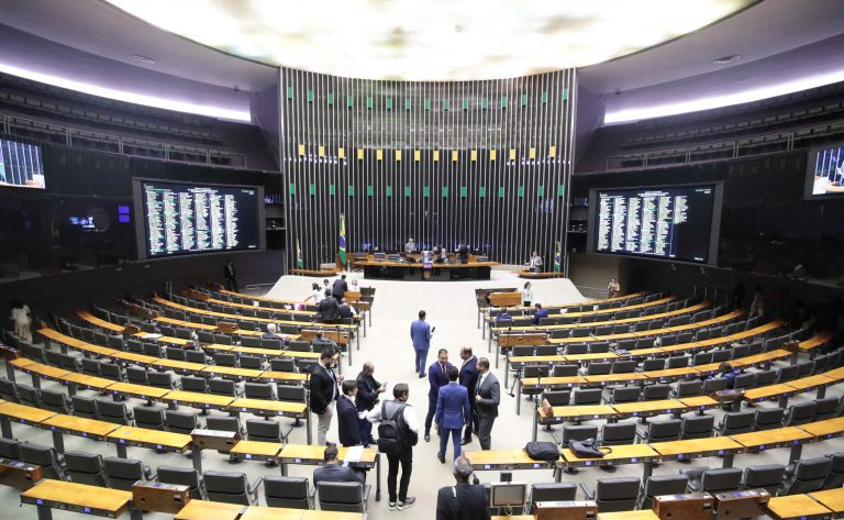 Discussão e votação de propostas legislativas.