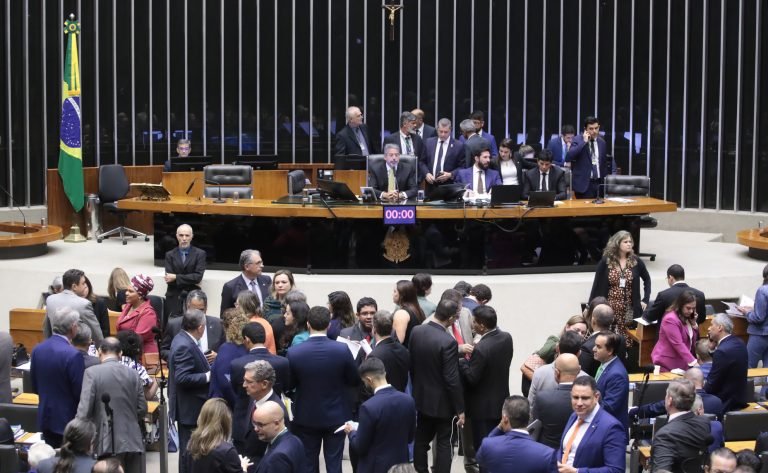 Deputados reunidos no plenário