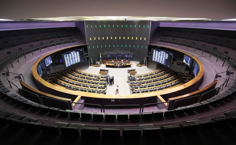 Deputados reunidos no plenário