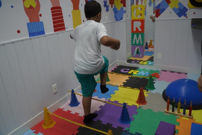Aluno faz aula de psicomotricidade