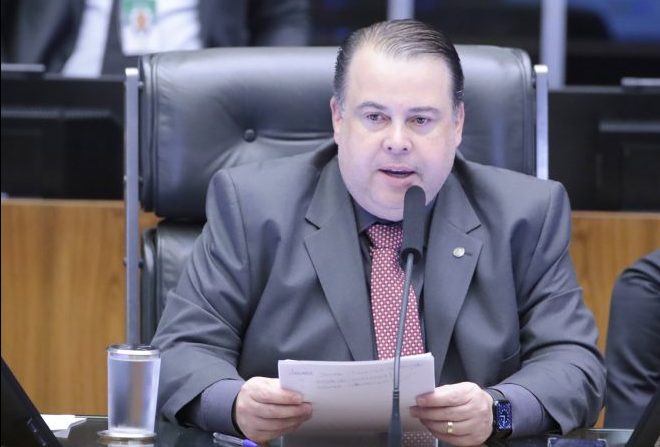 Deputado Julio Cesar Ribeiro fala ao microfone