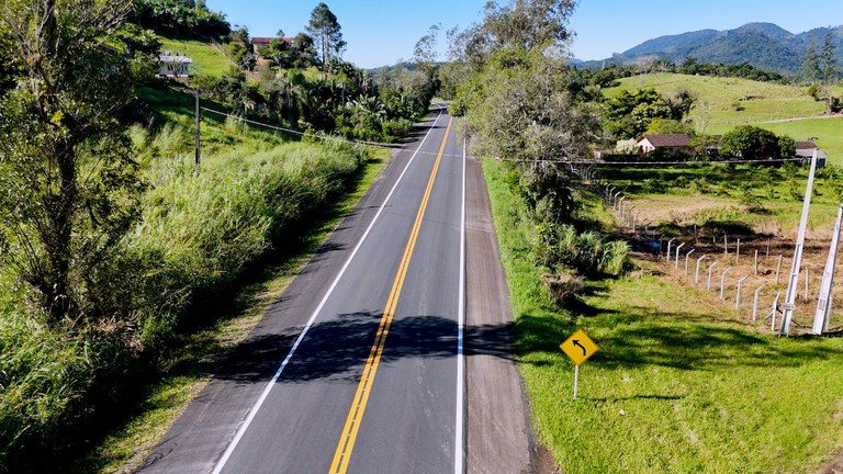 Rodovia sem carros num dia ensolarado