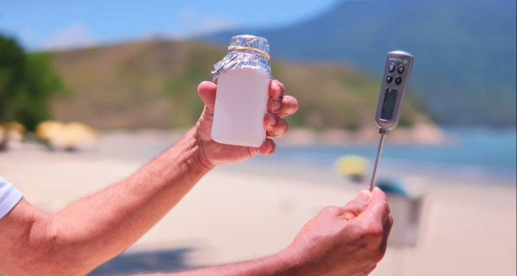 amostra coletada de água das praias