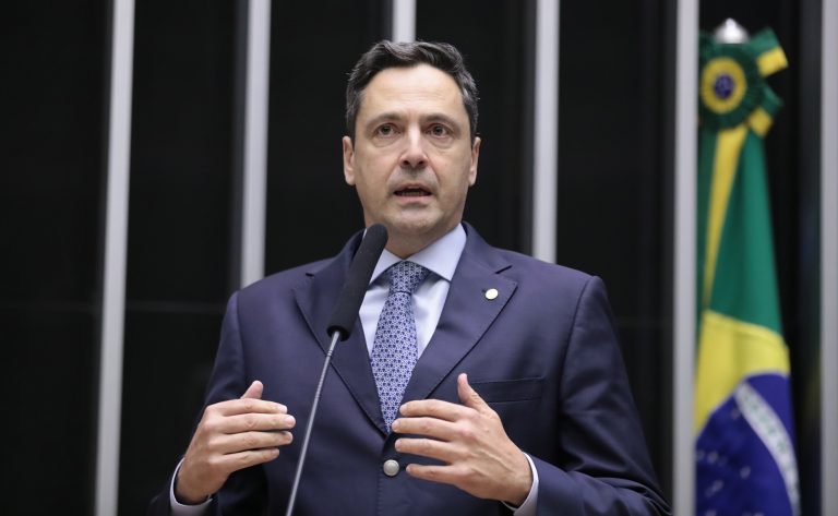 Deputado Luiz Philippe de Orleans e Bragança (PL-SP) fala no Plenário da Câmara dos Deputados