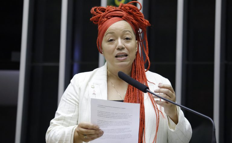 Deputada Daiana Santos (PCdoB-RS) fala no Plenário da Câmara dos Deputados