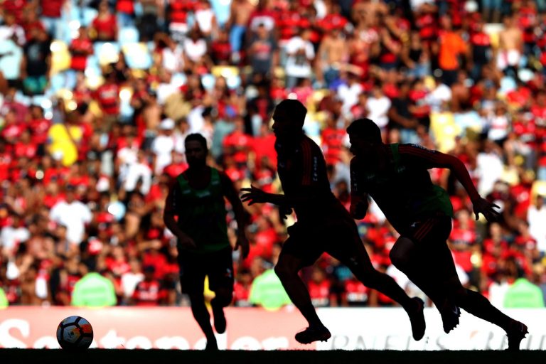 Esporte - futebol - jogadores atletas partidas campeonatos torcidas estádios