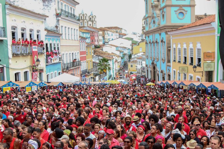 Centenas de pessoas com camisas vermelhas reunidas no Pelourinho