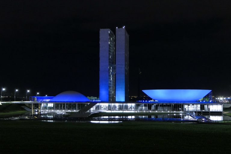 O Congresso Nacional iluminado de azul