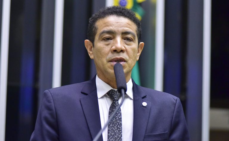 Deputado Pastor Gil (PL-MA) fala no Plenário da Câmara dos Deputados